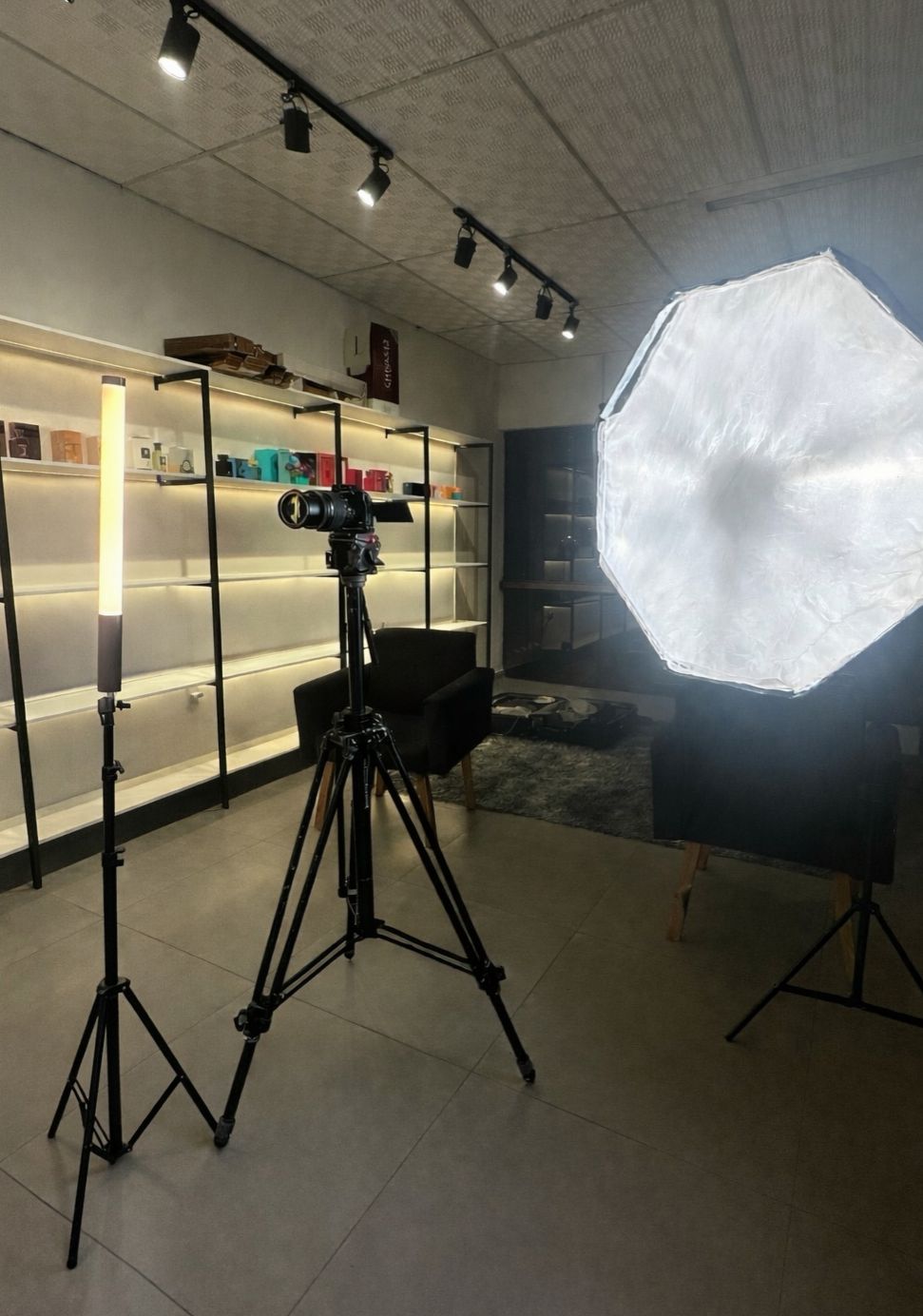 Estúdio próprio com iluminação e produtos